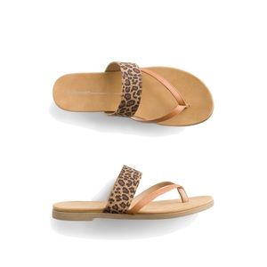 REPORT FOOTWEAR
Francyne Flip Flop Sandal
7 | Camel